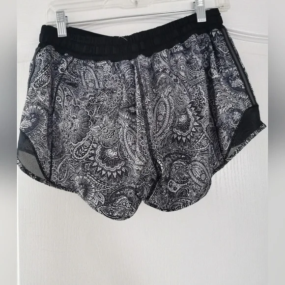 Lululemon Hotty Hot Short (Long)Mini Antique Paisley White Black / Black size 8 - Picture 6 of 10